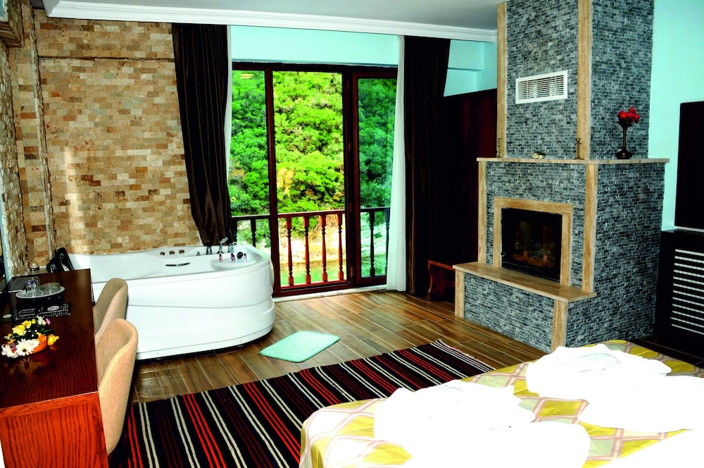 Hill River Hotel 34/44