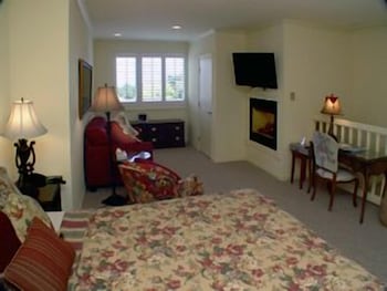 Carmel Wayfarer Inn 25/50