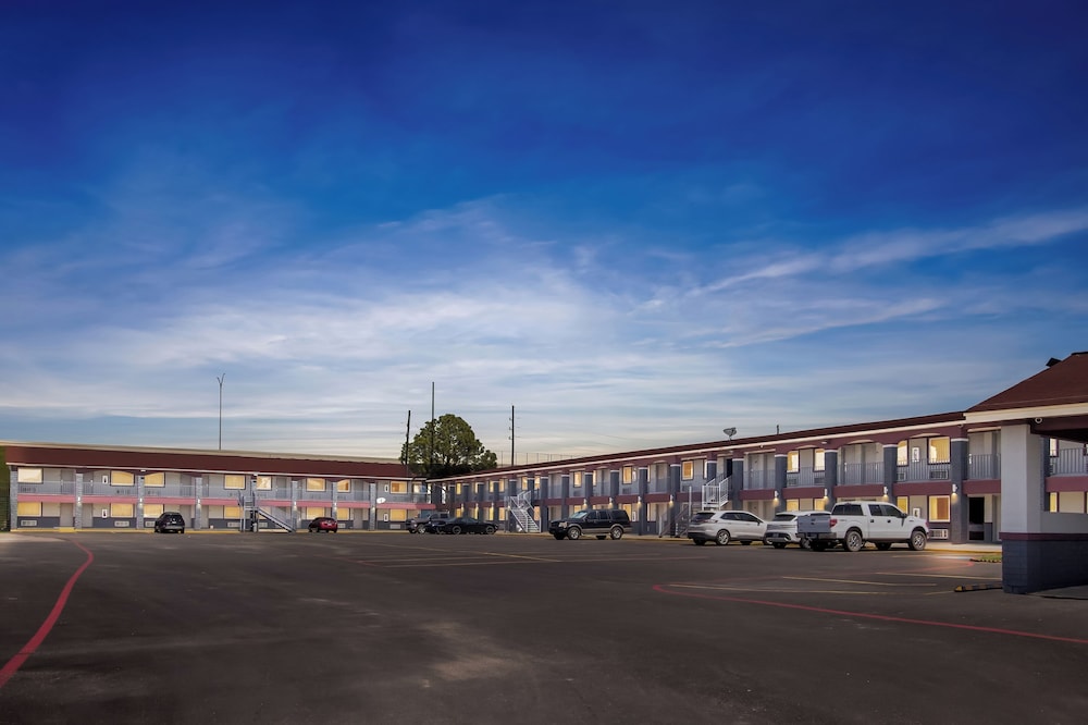 Econo Lodge Inn & Suites Sealy 12/52