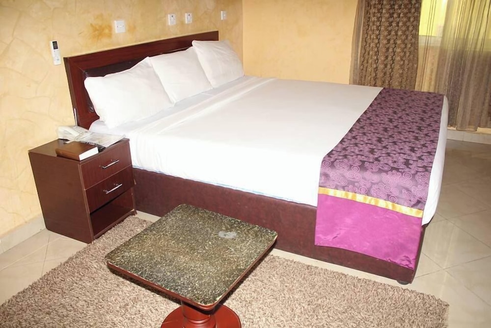 DELUXE, DOUBLE BED