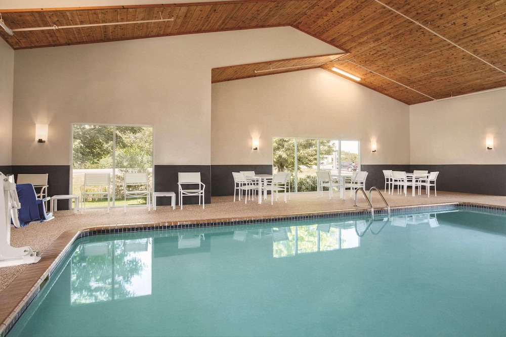 Country Inn & Suites by Radisson, Buffalo, MN 24/37