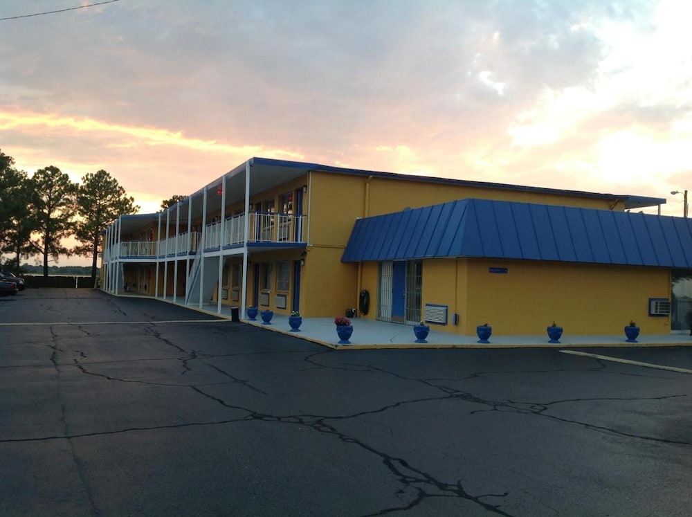 Belmont Inn Suites 4/22