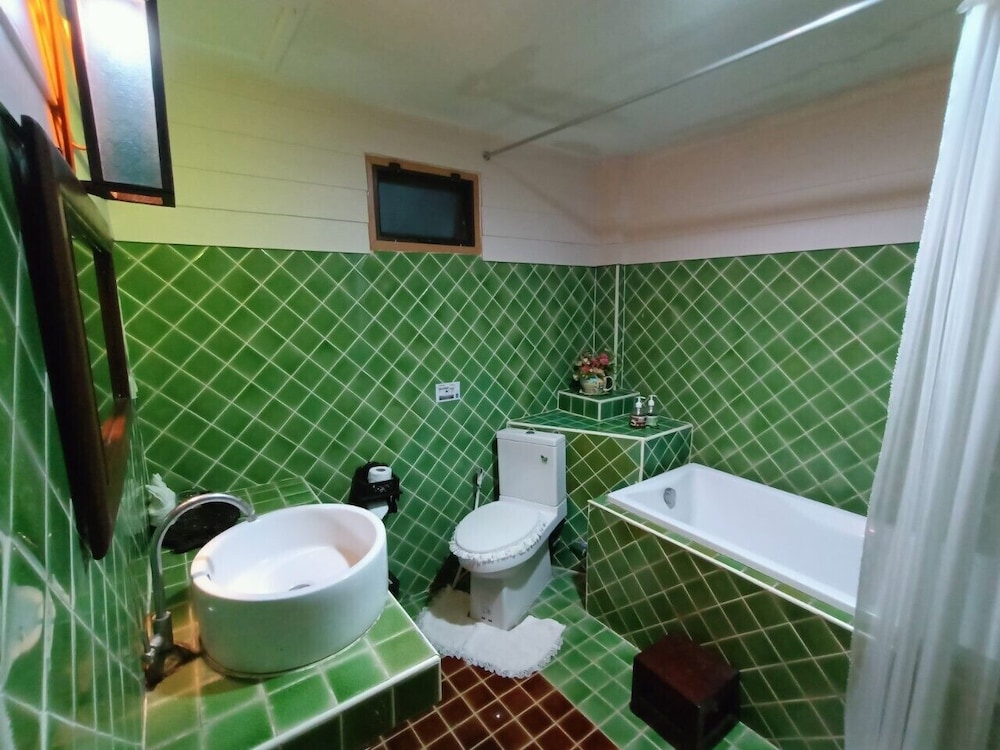P Paradise Hotel 49/50