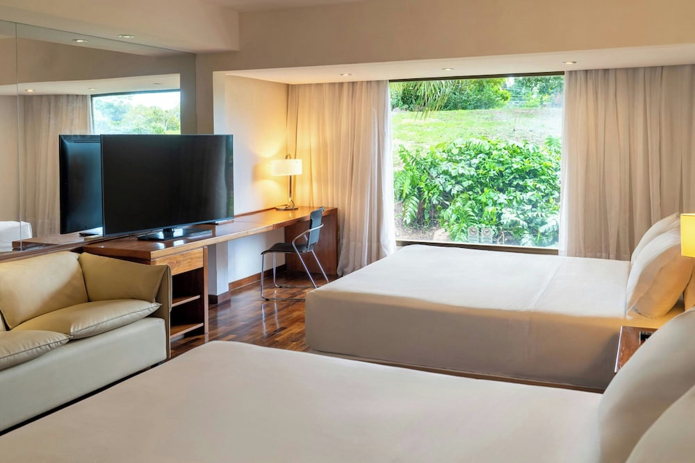 Deluxe, 2 Queen Beds, Garden View