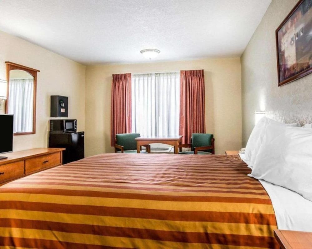 STANDARD, DOUBLE BED, SHARED BATHROOM