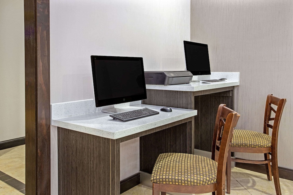 La Quinta Inn & Suites by Wyndham Fairfield TX 48/58