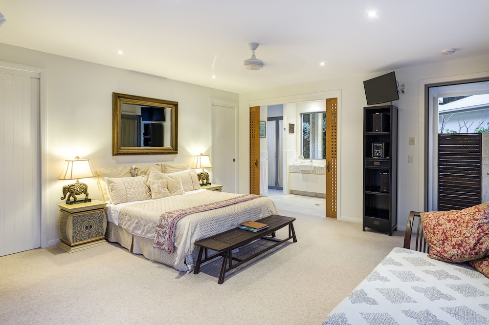 1 Bedroom, Gold, Luxury, Studio, King Bed, Jetted Tub