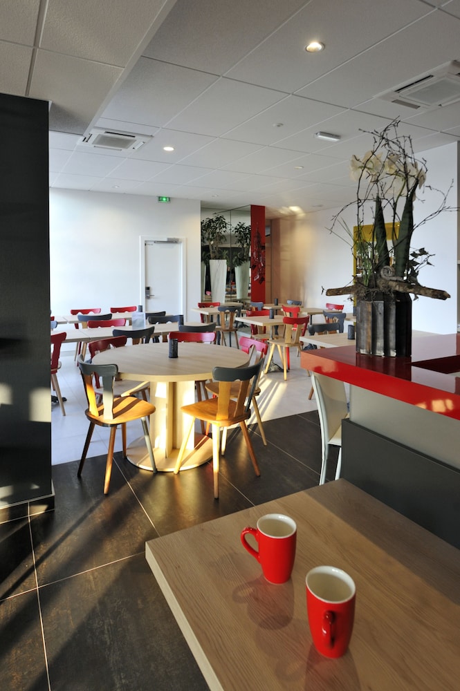 COLMAR HOTEL 33/38