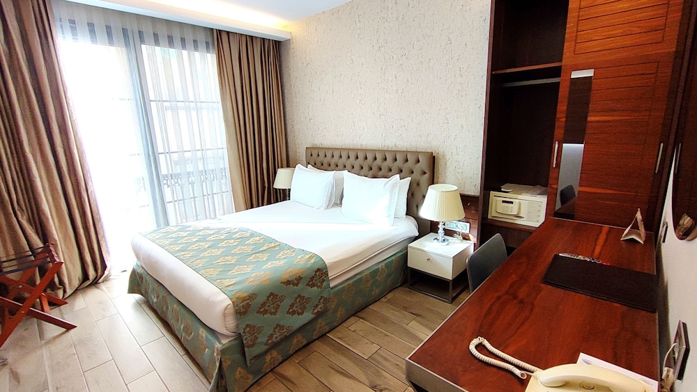 1 BEDROOM, FAMILY SUITE