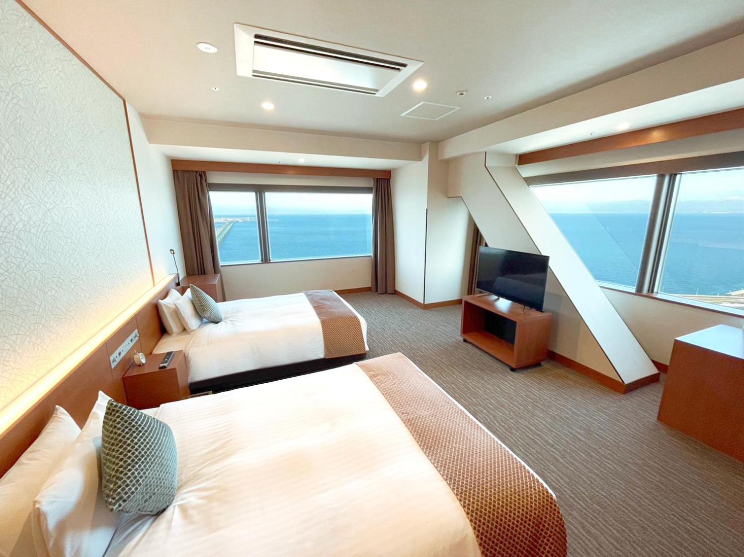 Deluxe, Twin Beds, Bay View, Corner