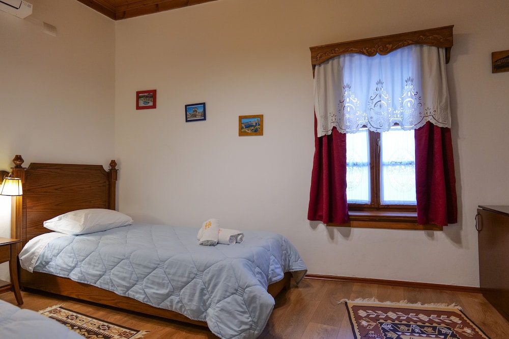 Bineri Hotel Gjirakastra 11/52