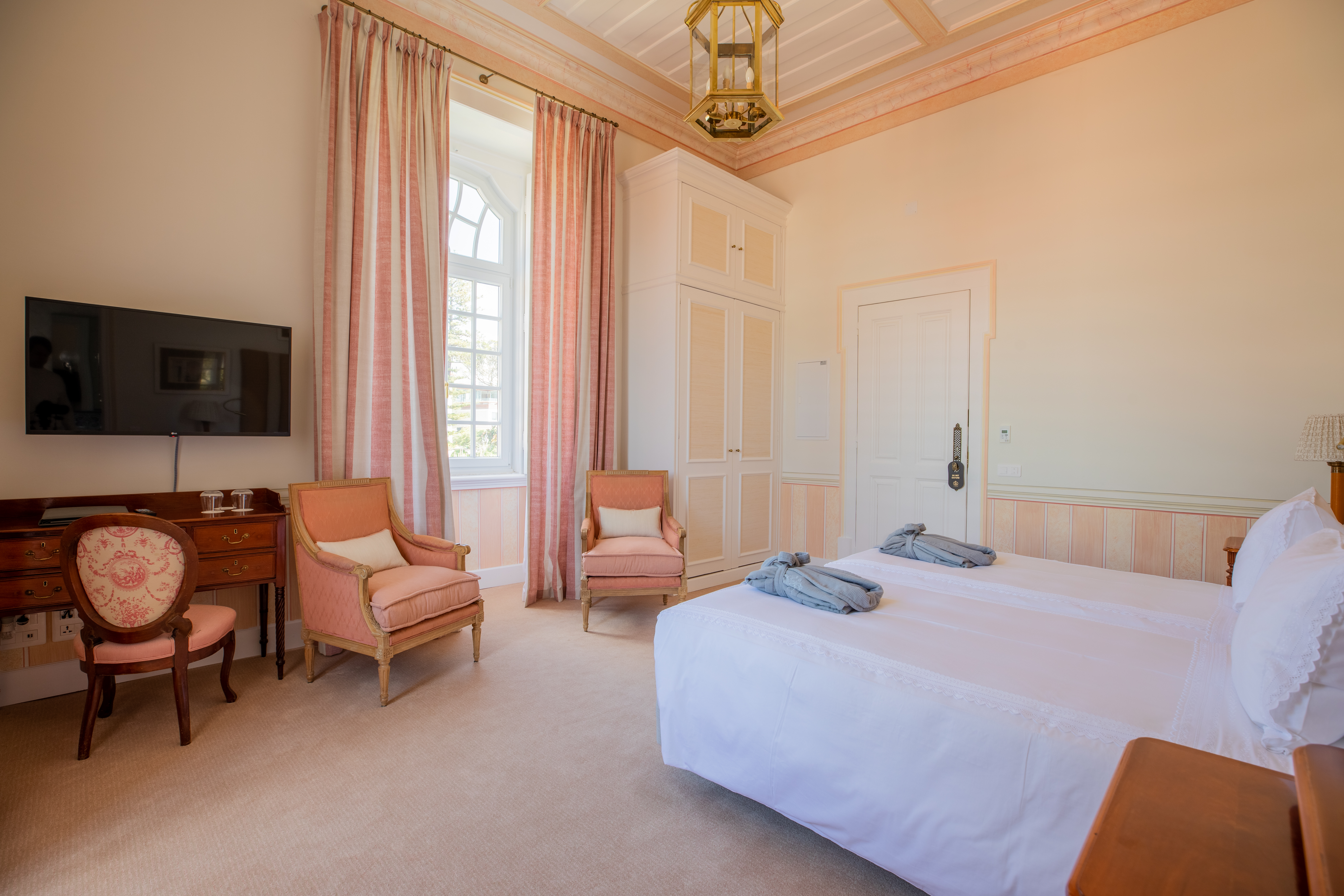 Deluxe, Double Bed, Lateral Side Ocean View, Estoril Vintage Hotel 3/4