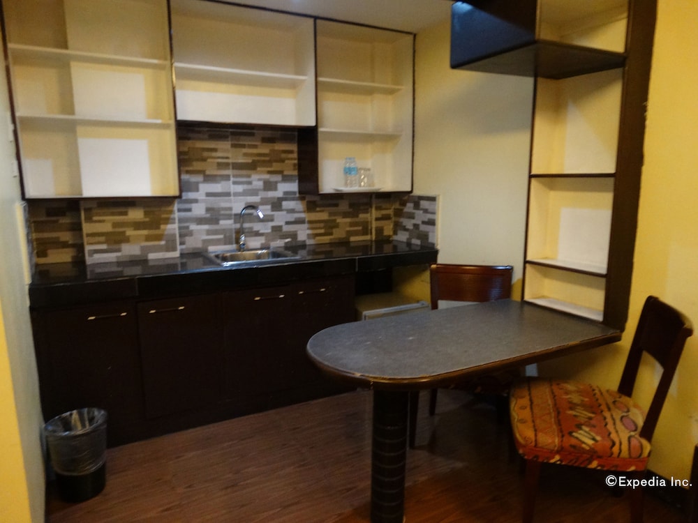 Silver Oaks Suite Hotel 21/25