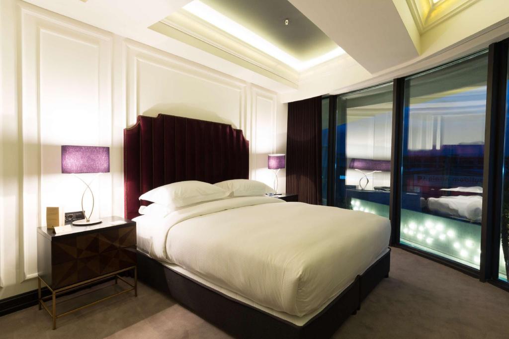 1 BEDROOM, SUITE, KING BED
