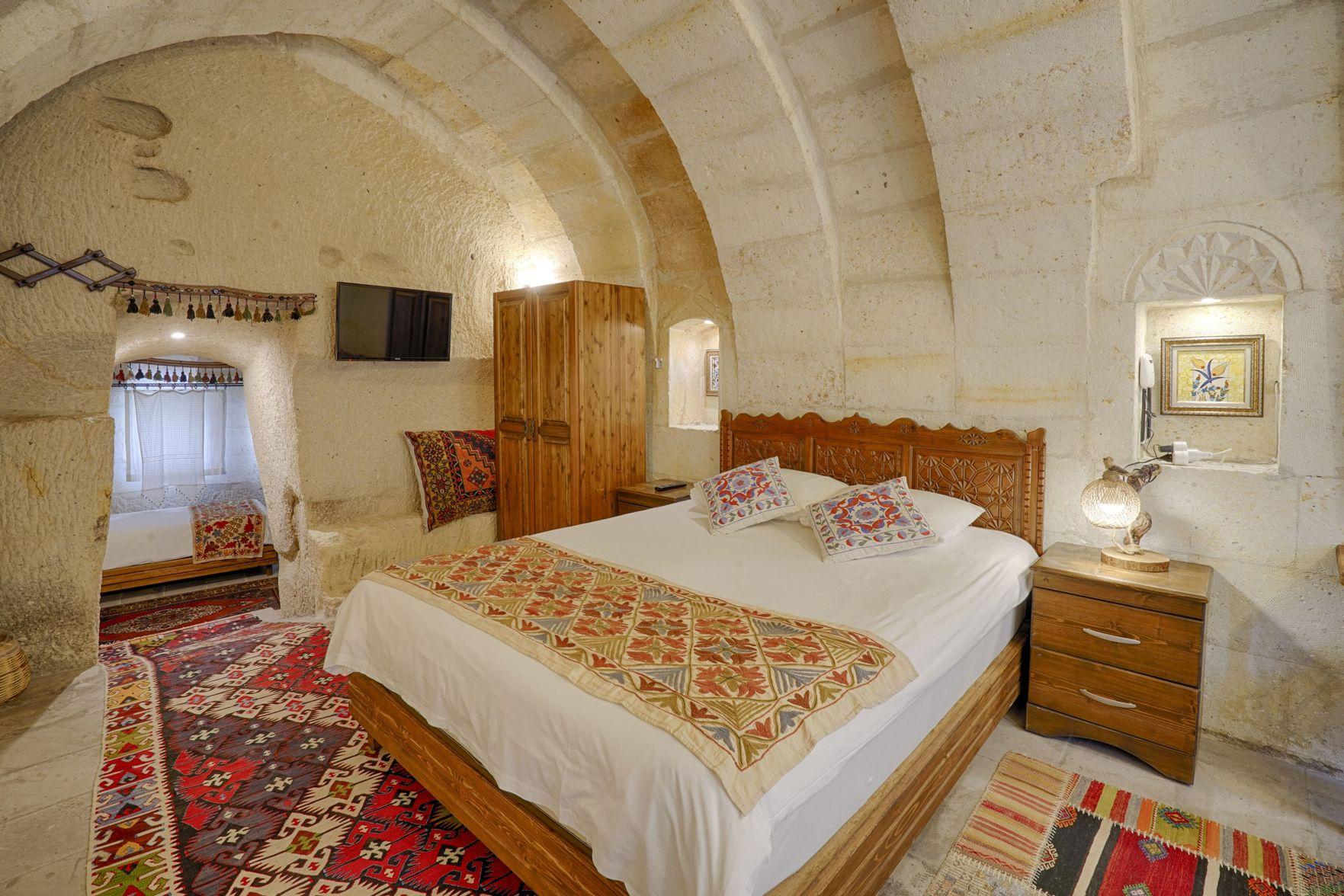 Cave, Suite, Hill View