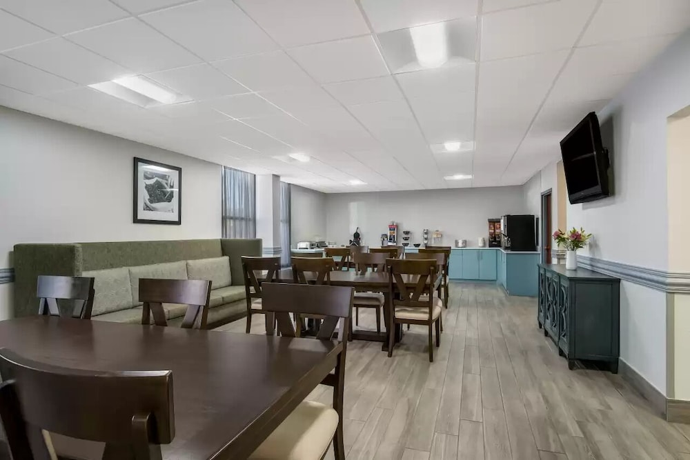 Clarion Inn and Suites Grand Rapids Airport 47/63