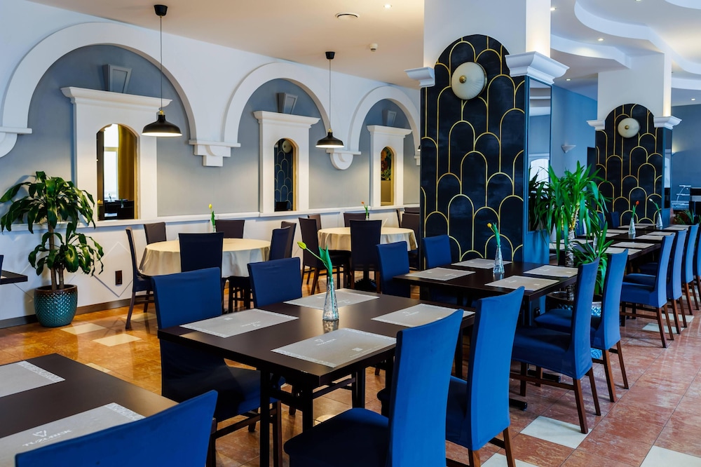 restaurant cafeteria