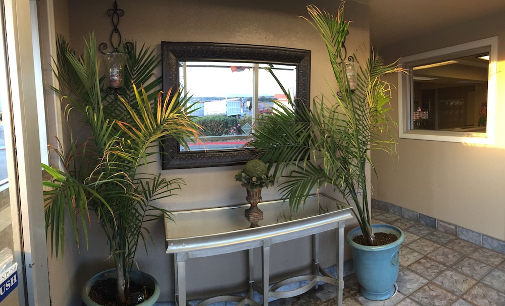 Hilltop Inn Suites 24/28