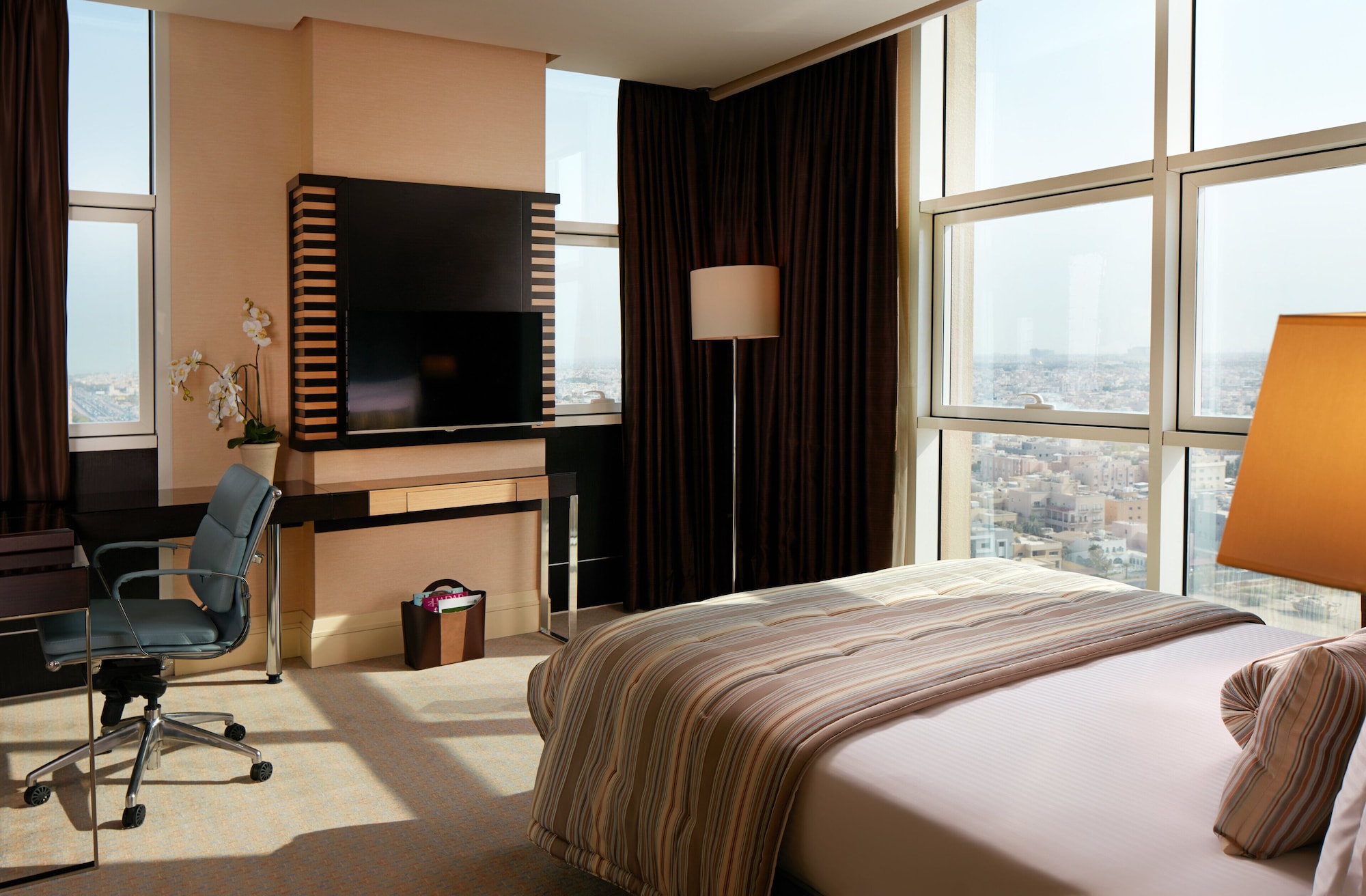 Club Queen Suite with One Queen Bed