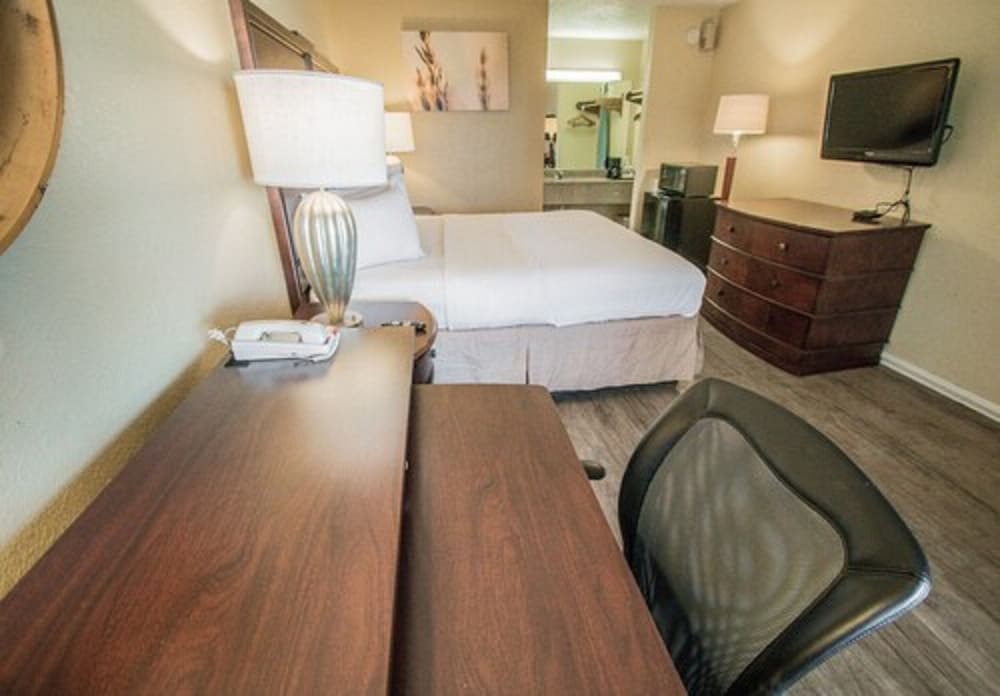 Days Inn by Wyndham Fort Walton Beach 25/34