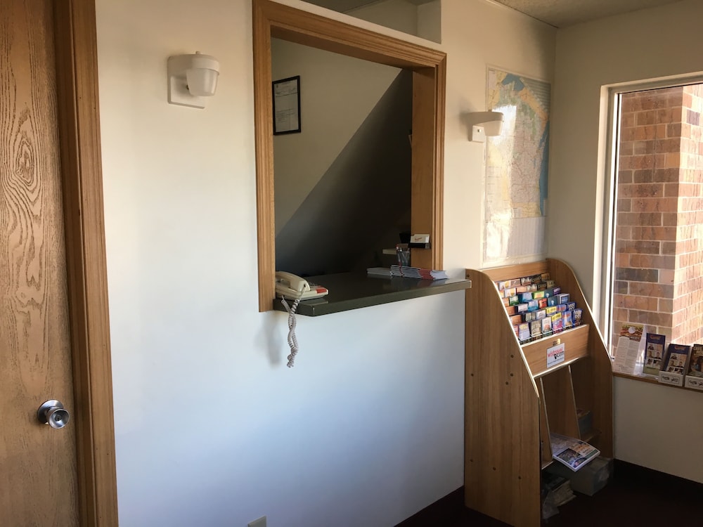 Thunderbird Motor Inn Baraboo 15/22