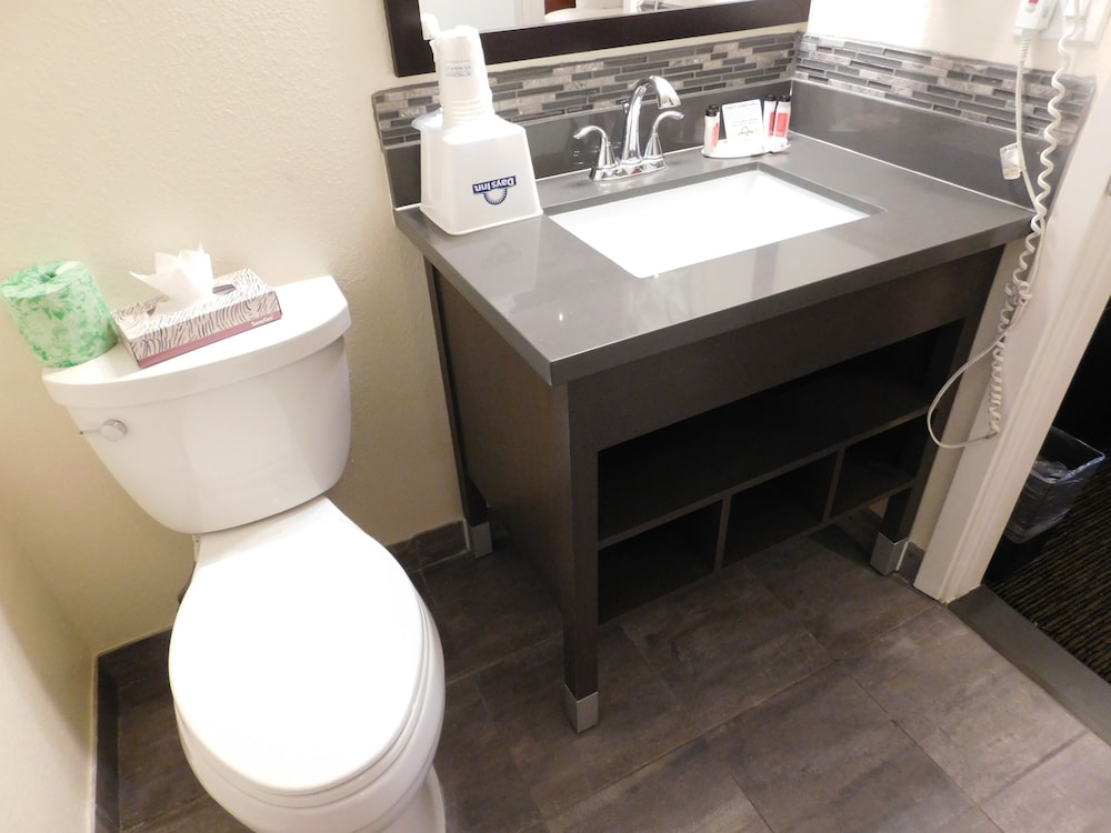 Days Inn By Wyndham Monterey-Fisherman's Wharf Aquarium 15/18