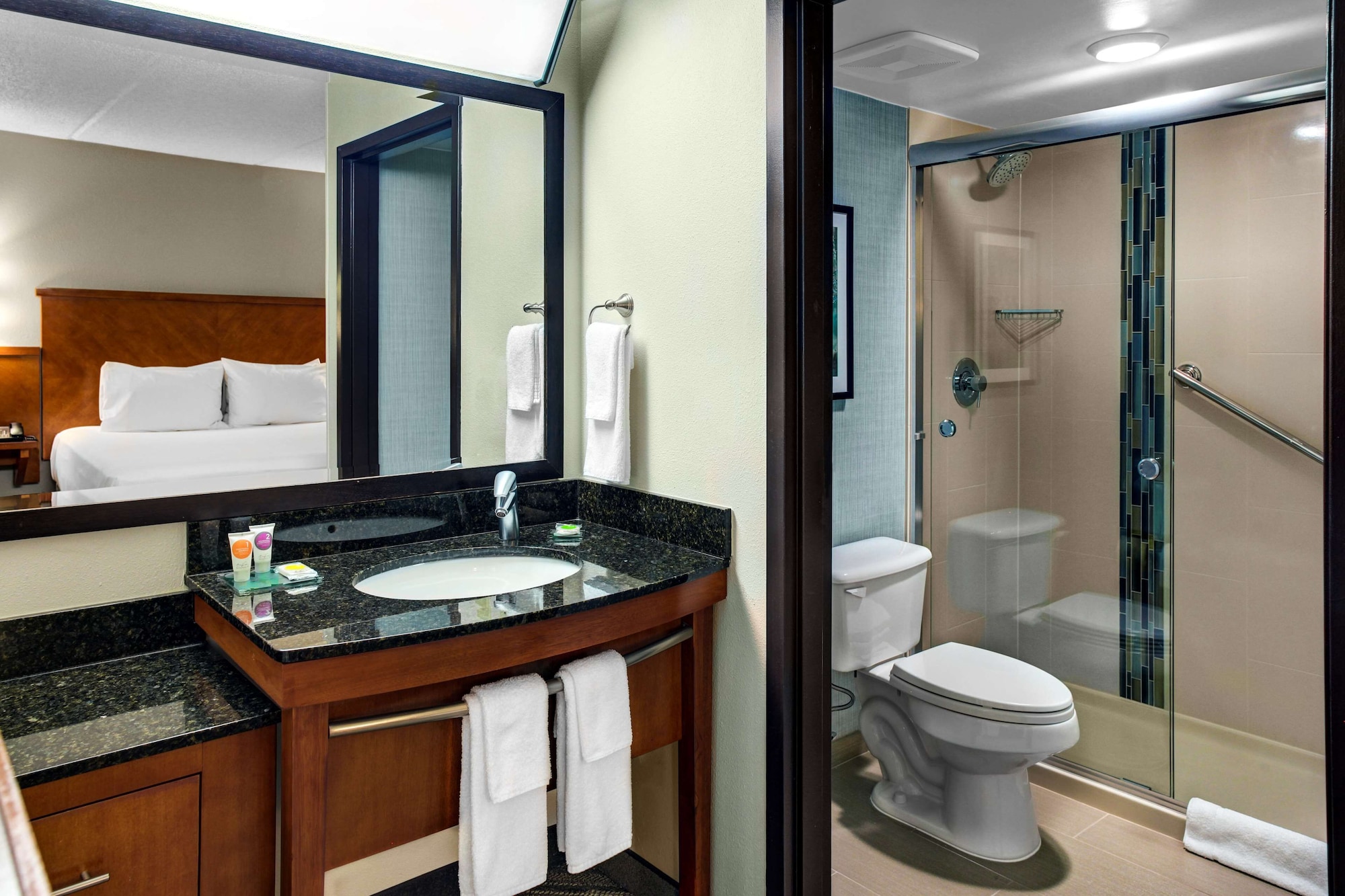غرفة بسرير كينج مع أريكة في طابق مرتفع، Hyatt Place Mystic 3/4
