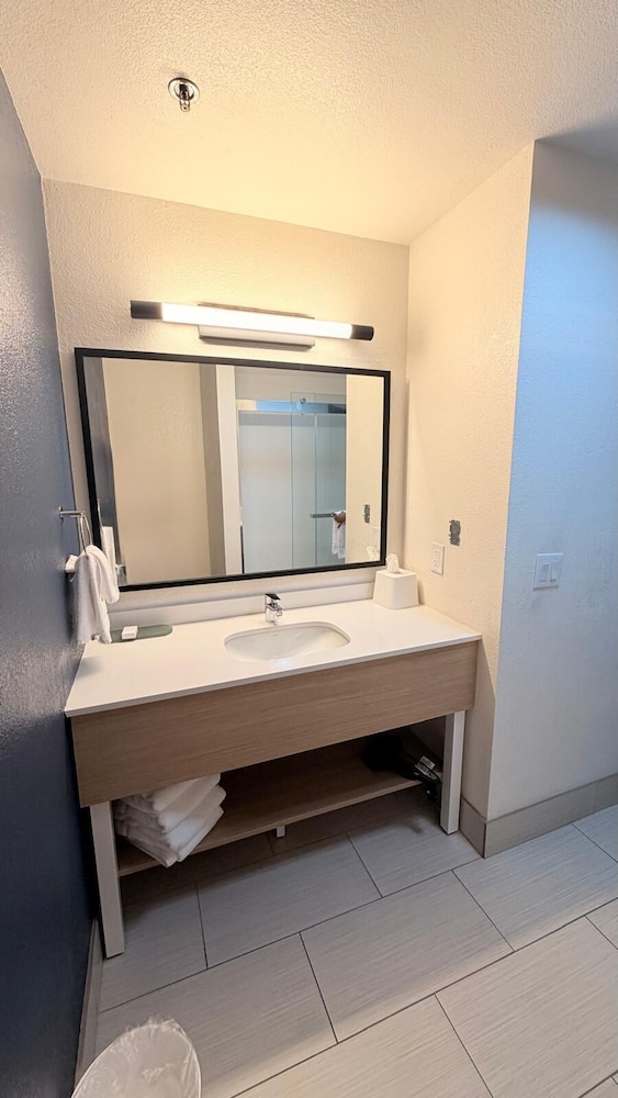 La Quinta Inn & Suites by Wyndham Central Point - Medford 46/48