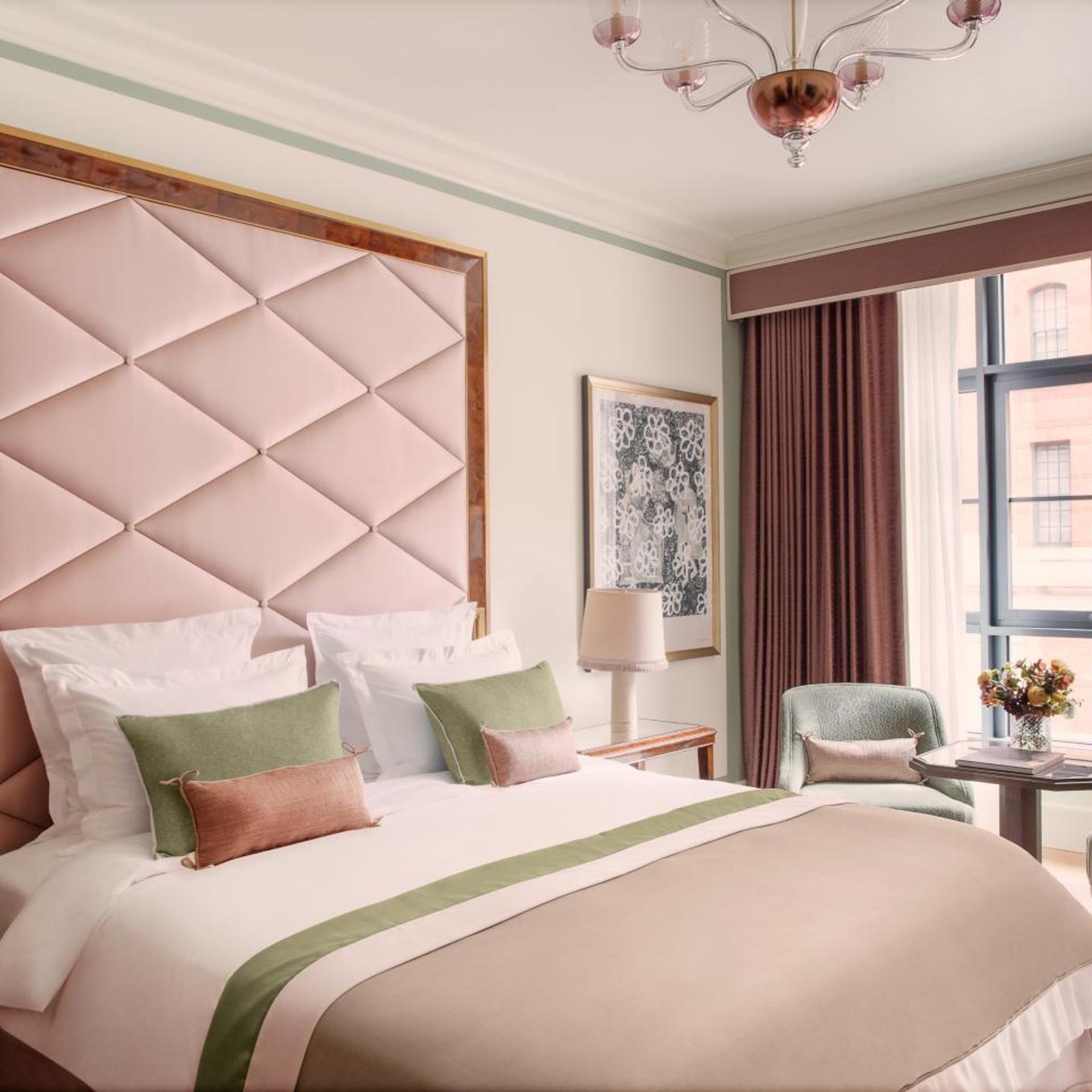 DELUXE, KING BED, ACCESSIBLE