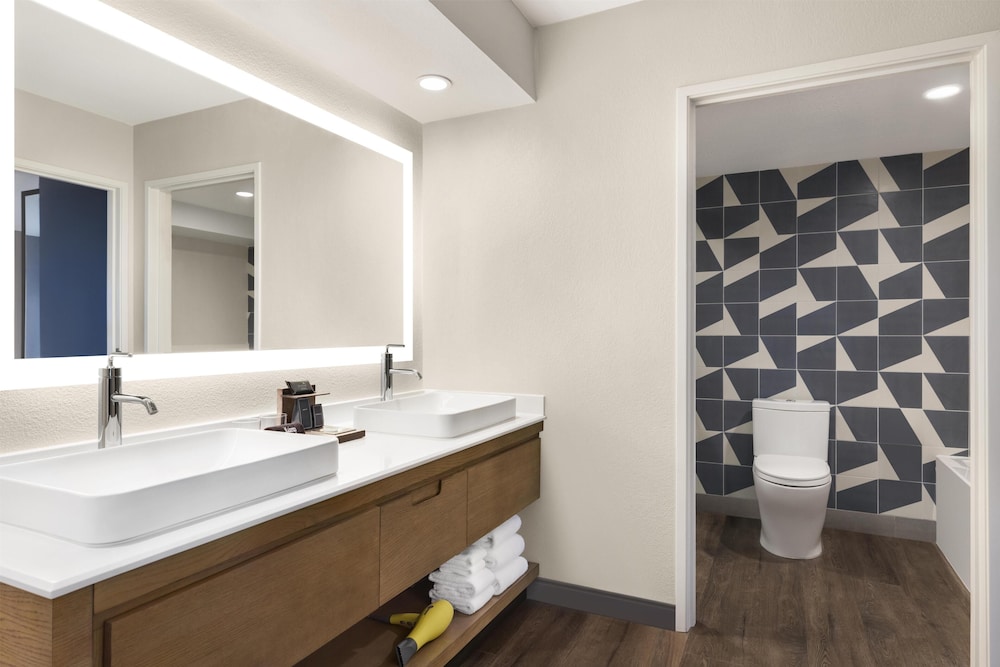 Hyatt Centric Santa Clara Silicon Valley 50/50