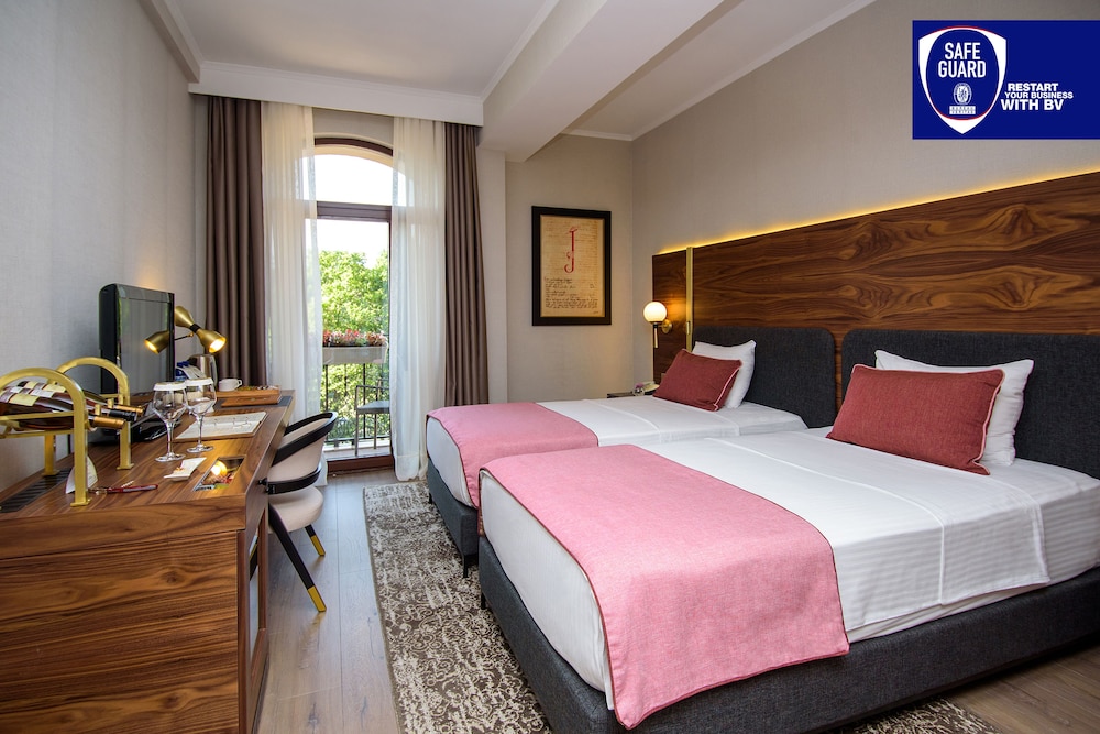 DELUXE, TWIN BEDS, CITY VIEW