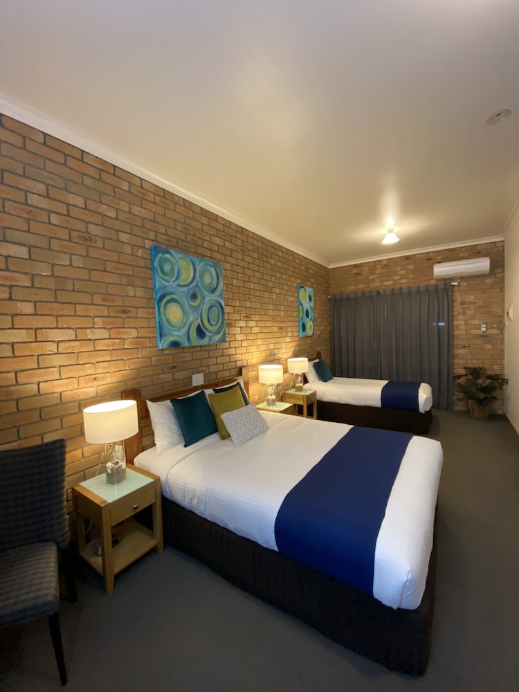 Coastal Waters Motor Inn 29/73