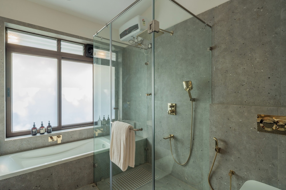 ELIVAAS Villa Paraiso 4 BHK with Pool and Bar 32/35
