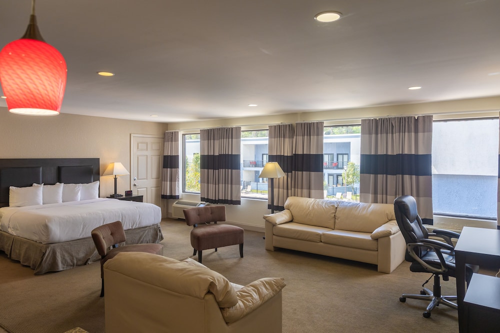 Cottonwood Suites Savannah Hotel and Conference Center 47/71