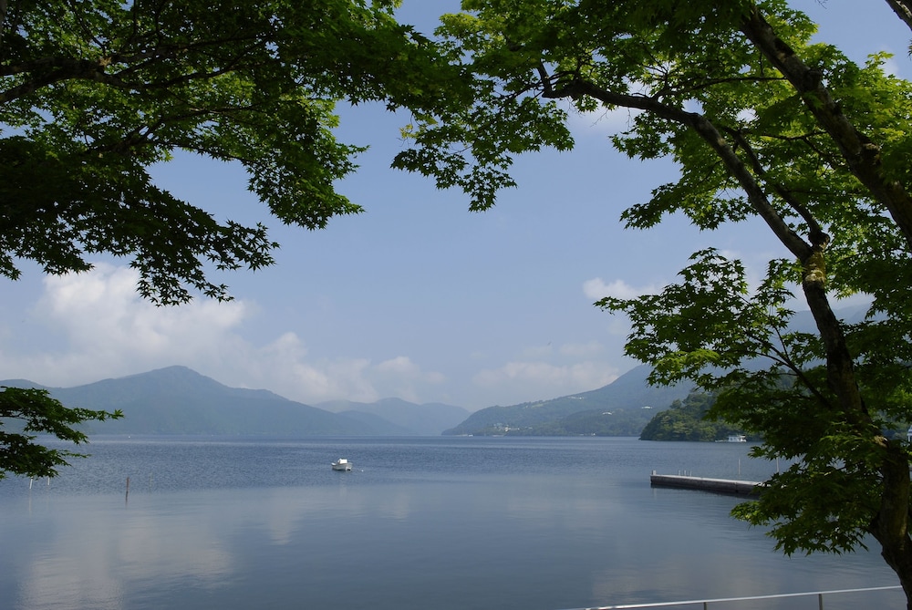 Hakone Hotel 70/72