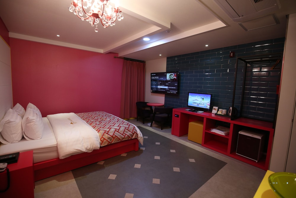 Elga Hotel 24/67