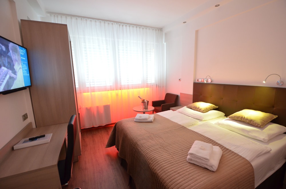 Hotel Aura Design & Garden Pool 24/67