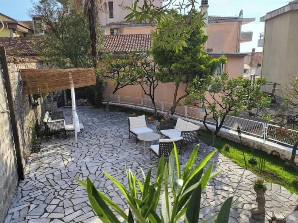 Serenita Stone House 18/22