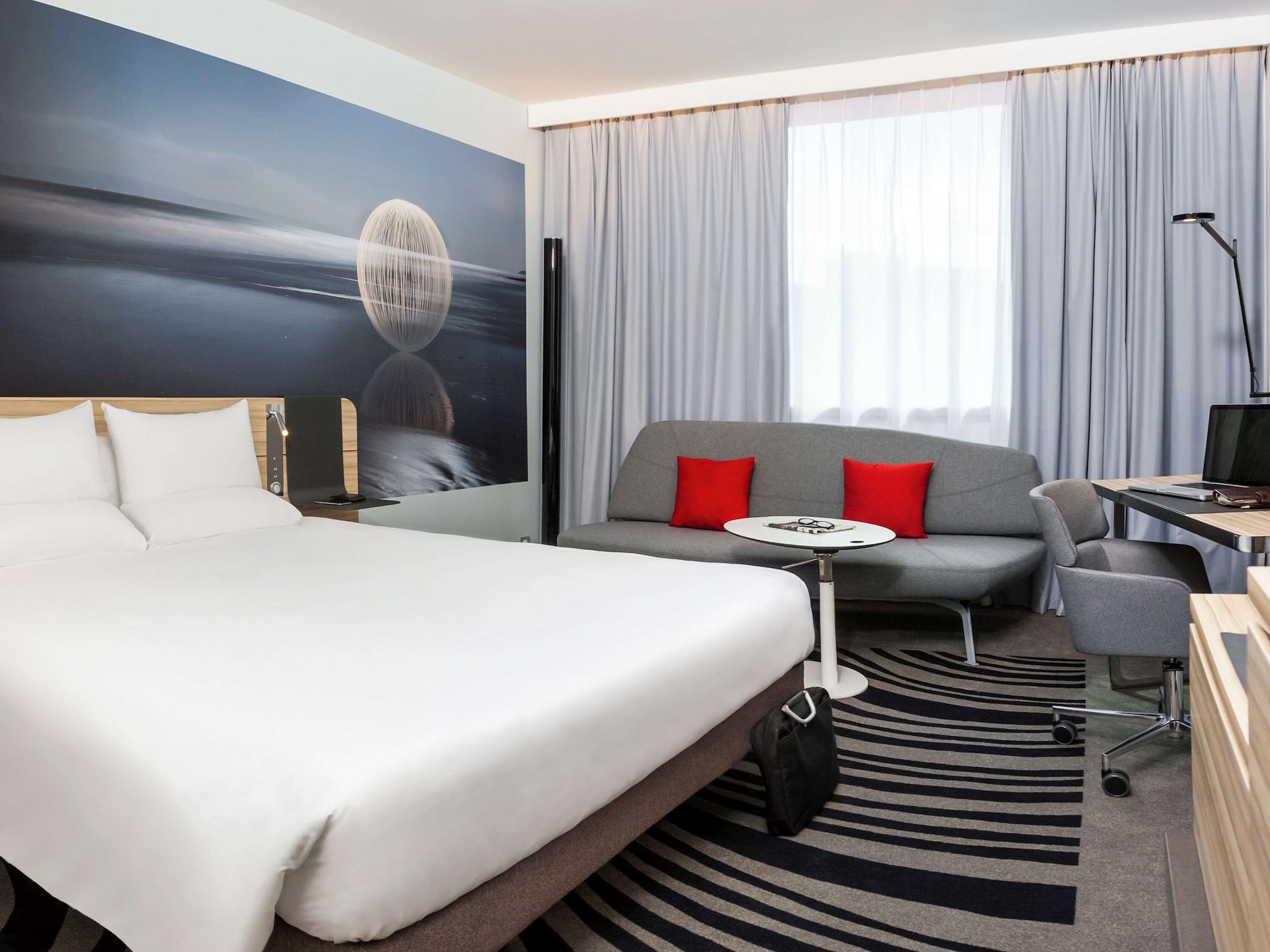 SUPERIOR, QUEEN BED, SOFA