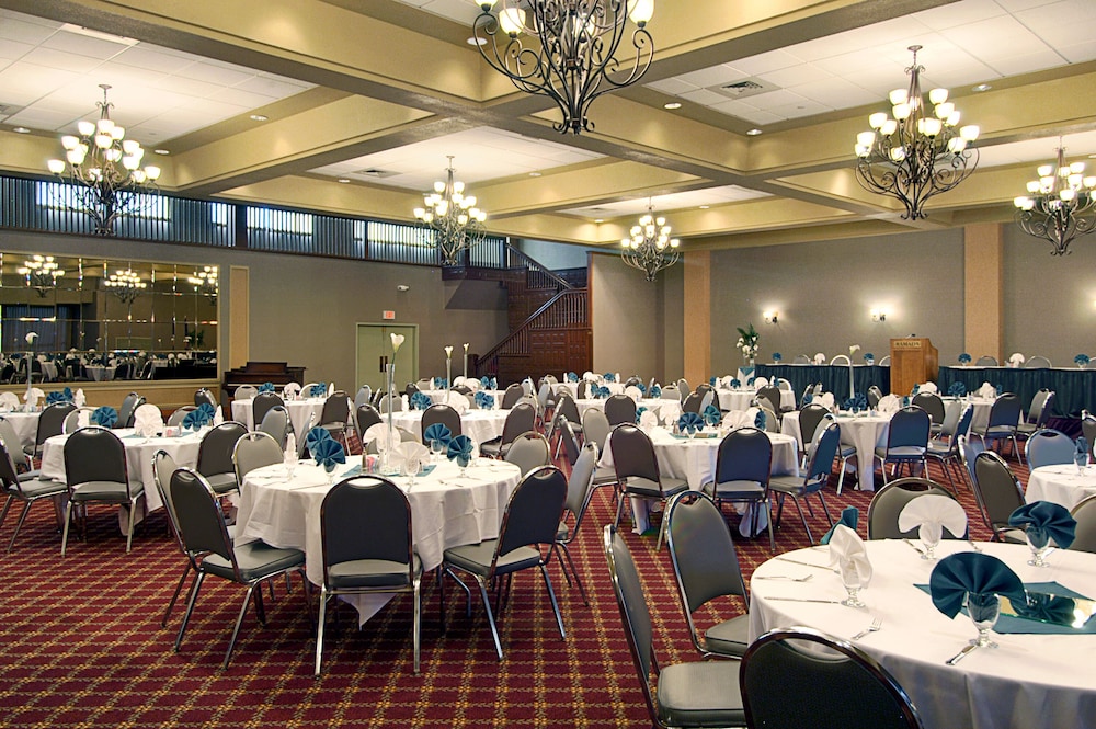 Ramada By Wyndham Topeka Downtown Hotel And Convention Center 35/36