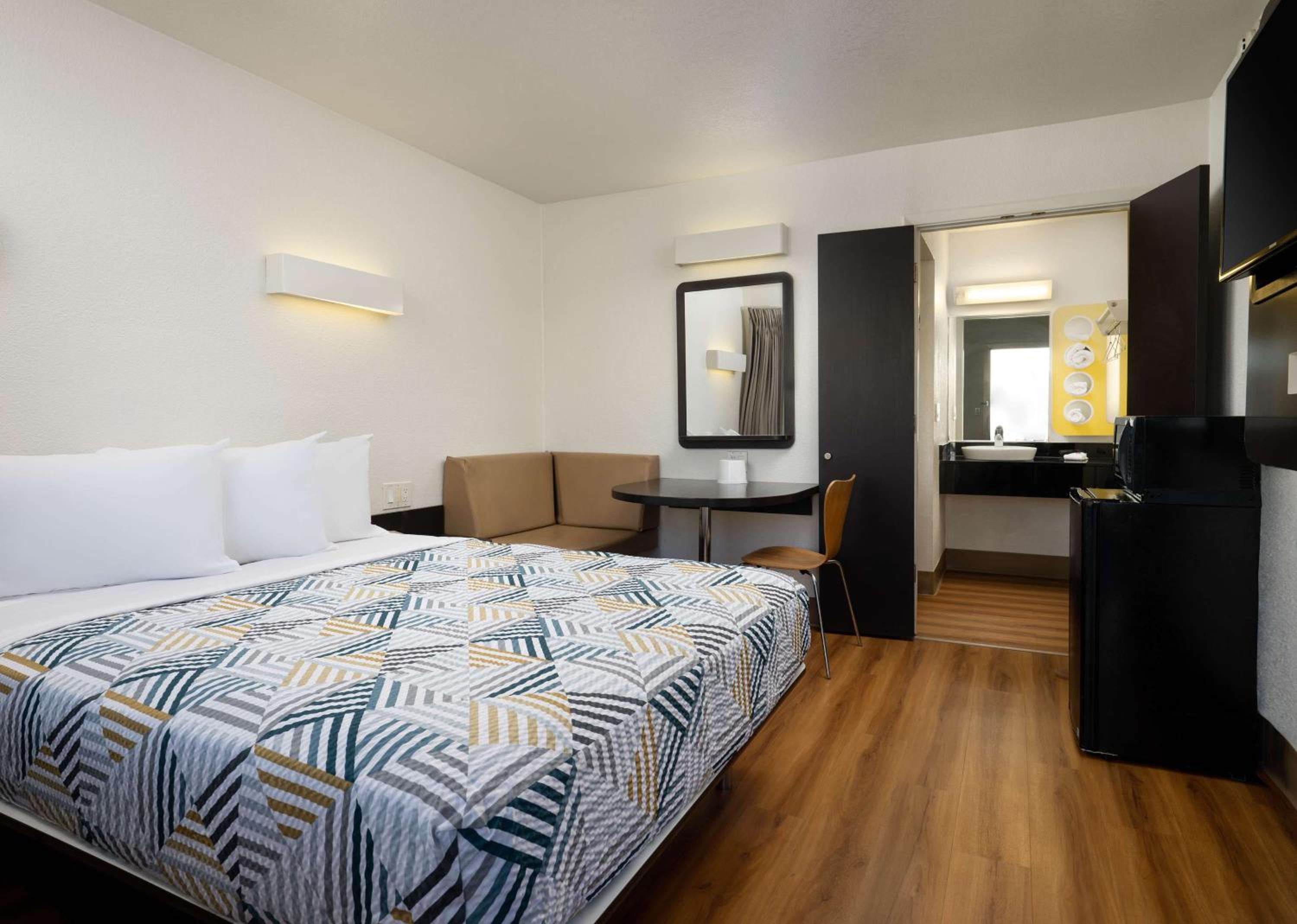 ROOM, QUEEN BED