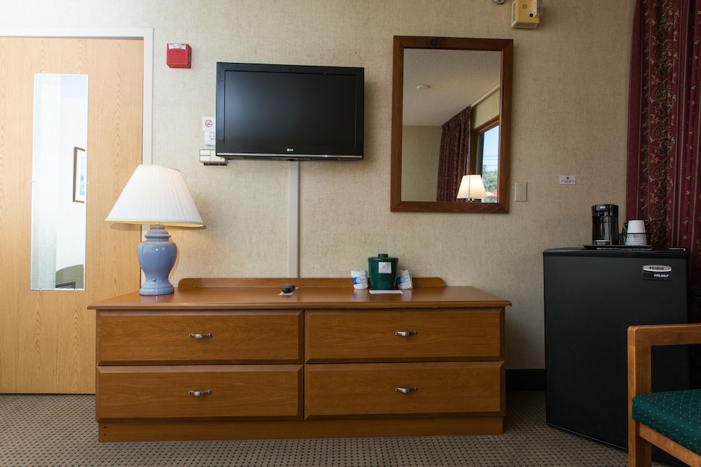 Commodores Inn 5/50