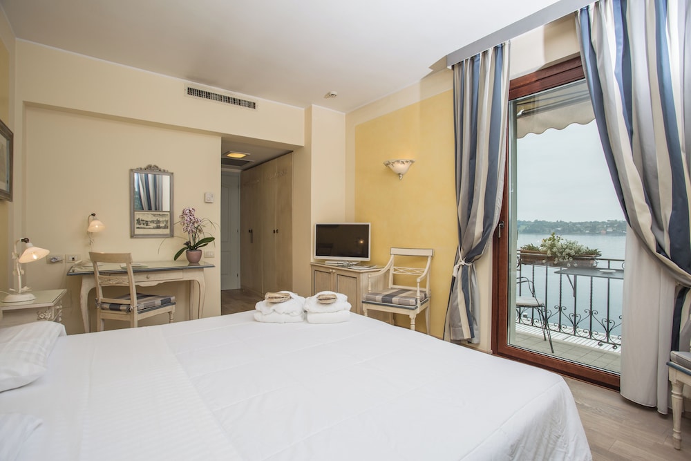 EXECUTIVE, DOUBLE OR TWIN BED, LAKE VIEW