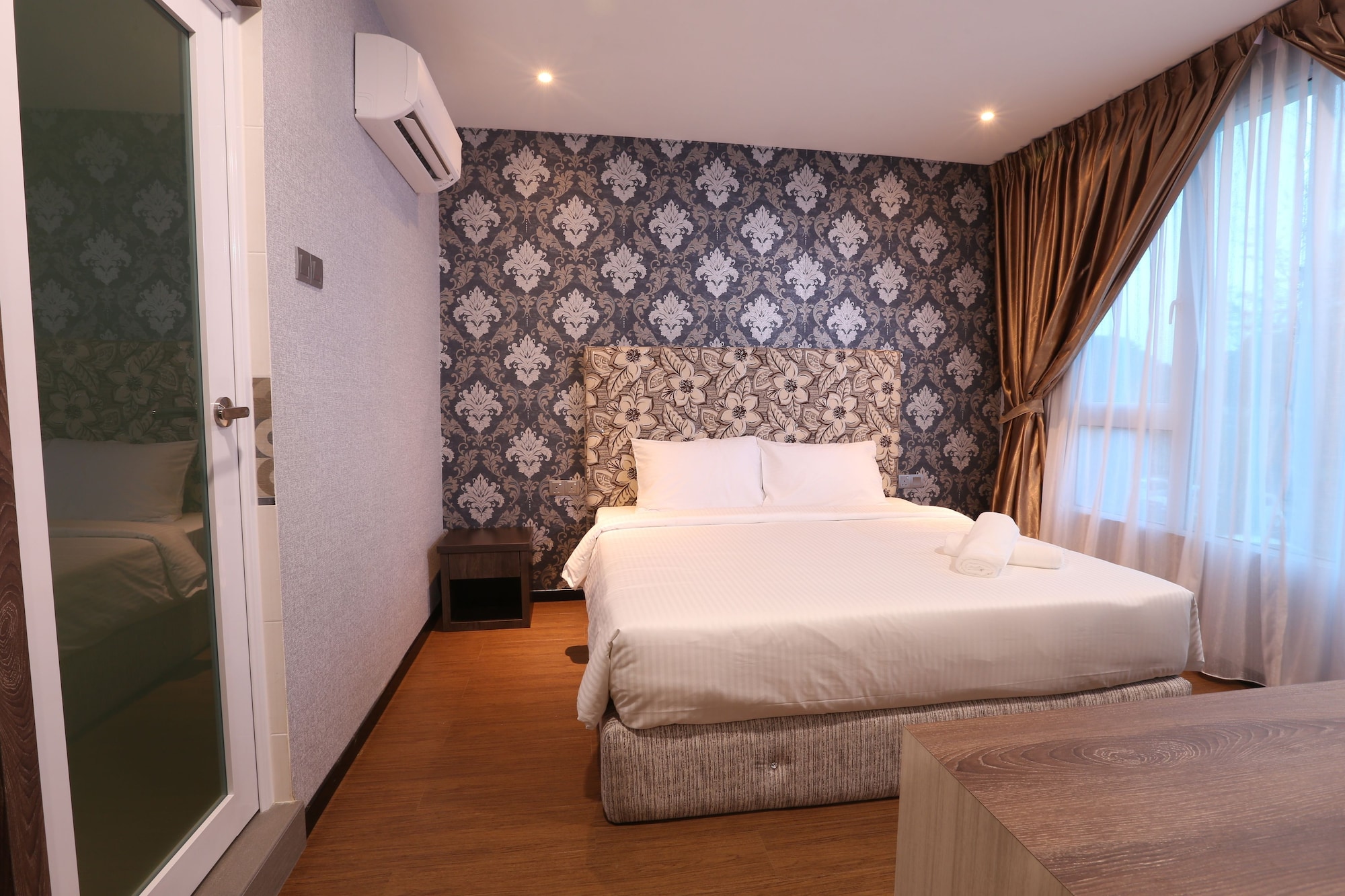 EXECUTIVE, KING BED