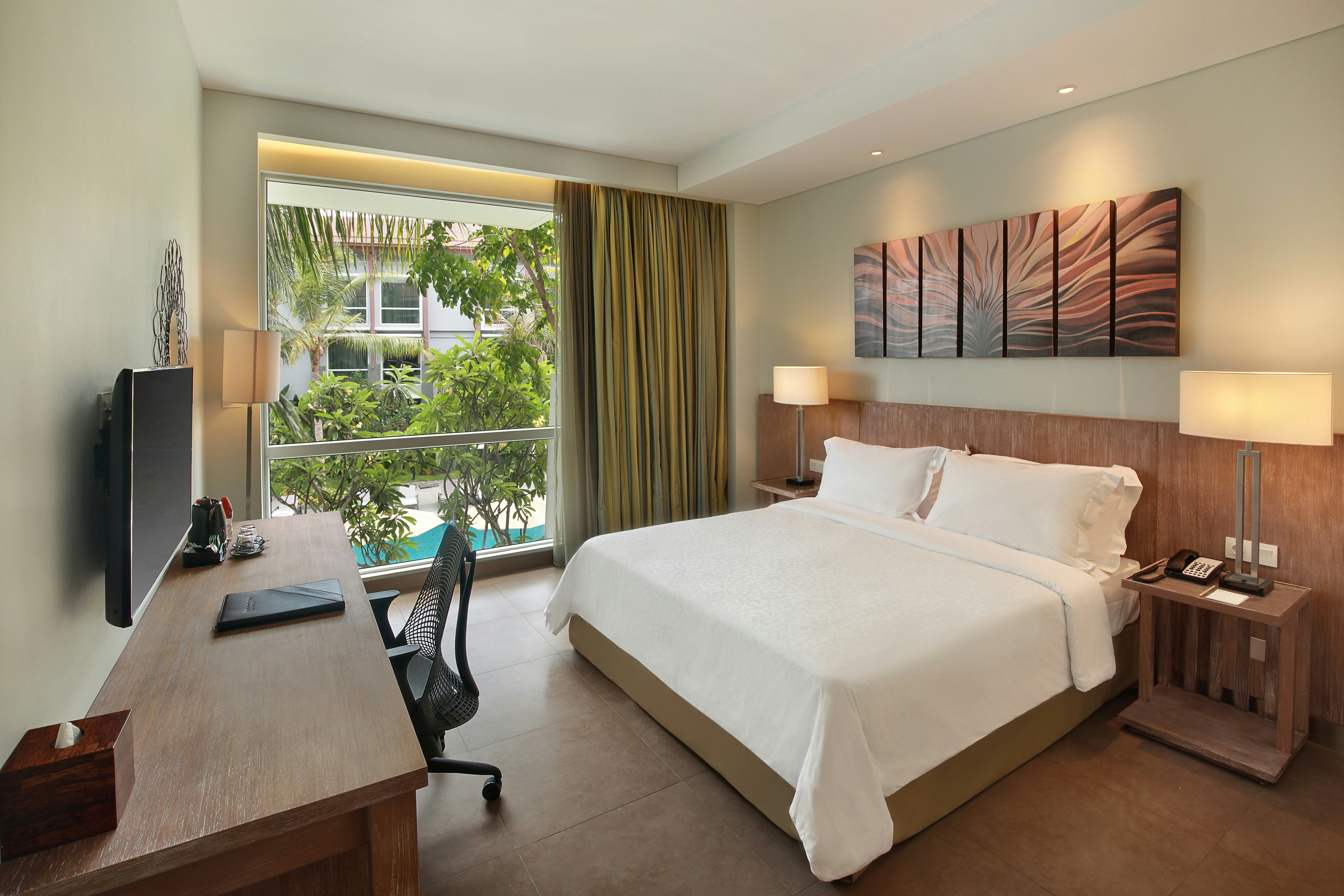 ROOM, KING BED, POOL VIEW