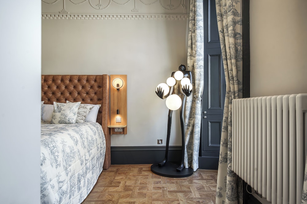 Bonnie Hotel 5/50