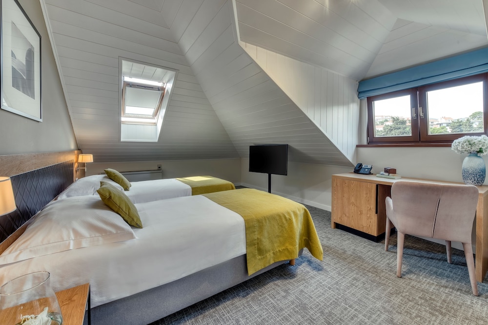 1 BEDROOM, APARTMENT