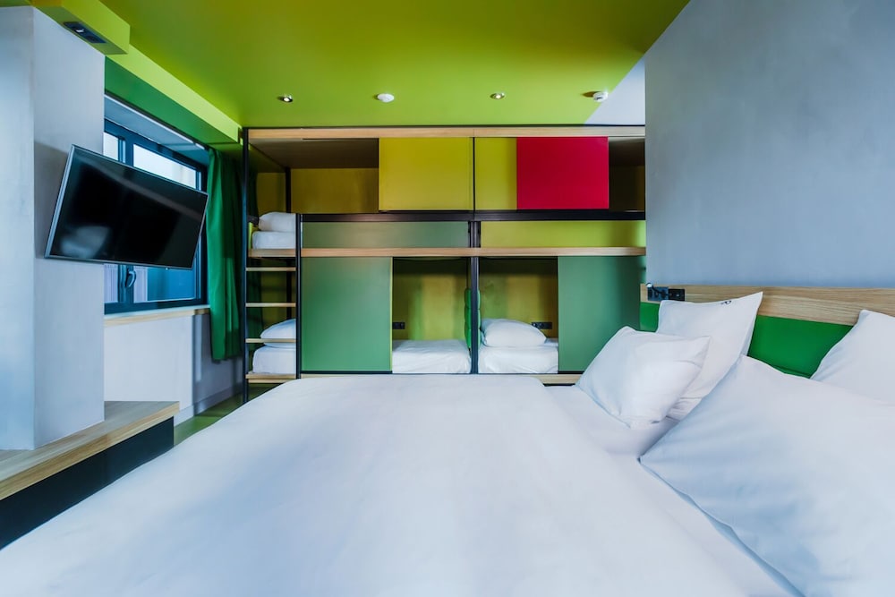 1 Queen and 2 Bunk Beds, Yooma Side