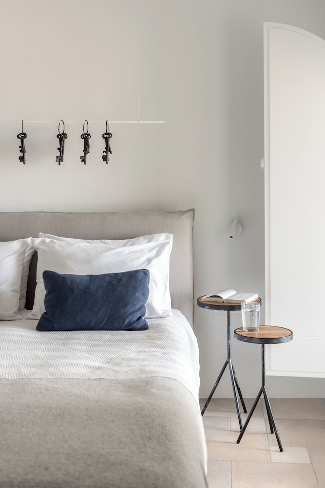 Cave, Suite, Queen Bed, Caldera and Sea View, Sofa