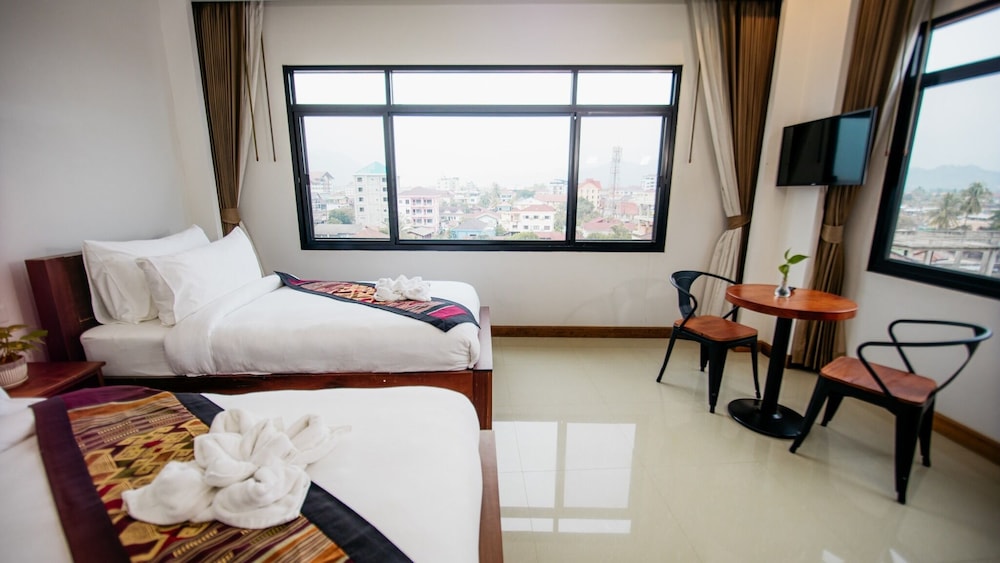 Sisombat Plaza Hotel 27/71